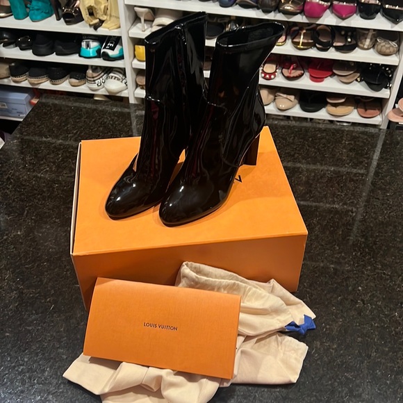 Brand new authentic LOUIS VUITTON Patent Uniformes Silhouette Ankle Boots Black. - Picture 1 of 11